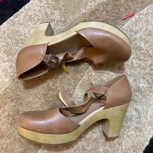 Old Navy Brown Platform Mary Jane Heels with Buckle